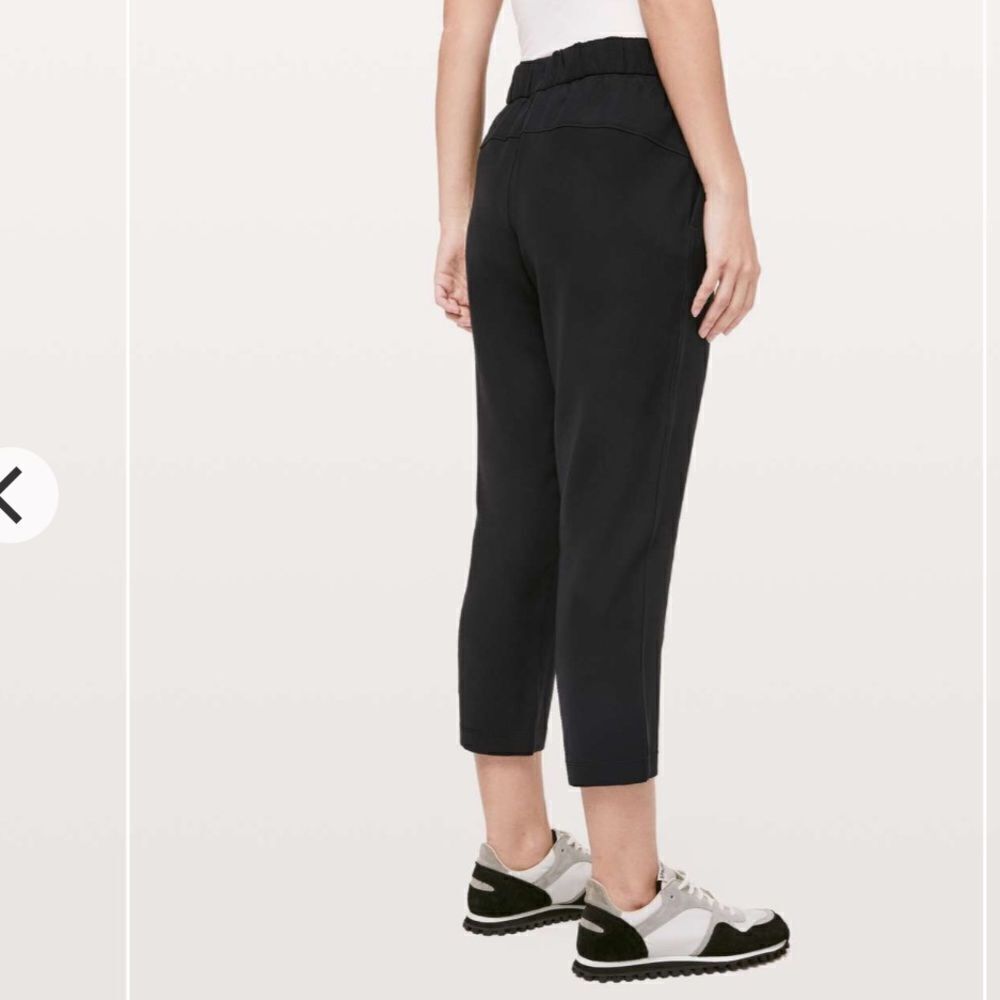 Lululemon On The Fly Crop *Woven 23"
Black